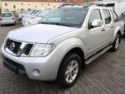 Silber (metallic) Gebraucht 2013 Nissan Navara Abholung | 19.999 € (Teuer)