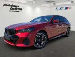 Dragon fire rot metallic Neu 2025 BMW 540 M Sport Kombi | 85.923 € (Fairer Preis)