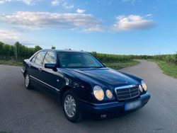 Blau Gebraucht 1998 Mercedes E240 Limousine | 6.000 €