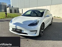 Weiß Gebraucht 2020 Tesla Model 3 Long Range RWD Limousine | 27.300 € (Teuer)