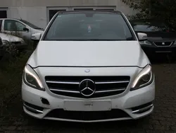 Weiß Gebraucht 2012 Mercedes B200 Van / Kleinbus | 4.990 € (Fairer Preis)