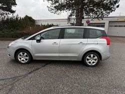 Grau Gebraucht 2011 Peugeot 5008 Premium Van / Kleinbus | 2.590 € (Superpreis)