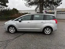 Grau Gebraucht 2011 Peugeot 5008 Premium Van / Kleinbus | 2.999 € (Superpreis)