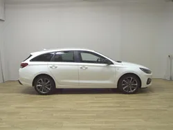Weiss Gebraucht 2021 Hyundai i30 Edition 30+ Kombi | 15.980 € (Guter Preis)