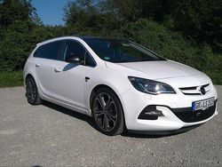 Weiß Gebraucht 2014 Opel Astra Exklusiv Kombi | 7.000 € (Fairer Preis)