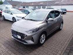 Brass / met Gebraucht 2021 Hyundai i10 Edition 30 Kleinwagen | 11.985 € (Fairer Preis)