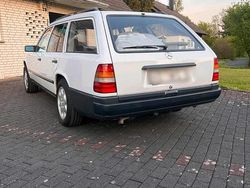 Weiß Gebraucht 1988 Mercedes E230 Kombi | 5.000 €