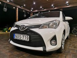 Weiß Gebraucht 2016 Toyota Yaris Live Limousine | 7.786 € (Teuer)