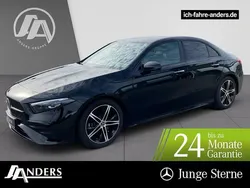 Kosmosschwarz Gebraucht 2023 Mercedes A220 Premium Limousine | 36.824 € (Fairer Preis)