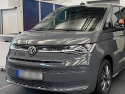 Grau Gebraucht 2024 VW Multivan Life Van / Kleinbus | 58.500 € (Etwas zu teuer)