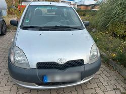 Grau Gebraucht 2002 Toyota Yaris Kleinwagen | 800 € (Etwas zu teuer)