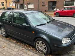 Grau Gebraucht 2015 VW Golf VII Sport Kleinwagen | 1.200 €