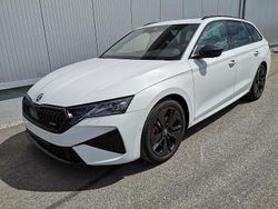 Moonwhite metallic Neu 2025 Skoda Octavia RS Kombi | 46.440 € (Teuer)