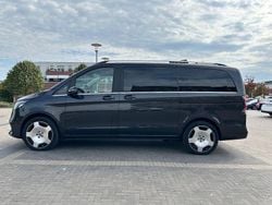 Grau Gebraucht 2024 Mercedes V300 Avantgarde Van / Kleinbus | 71.600 € (Etwas zu teuer)