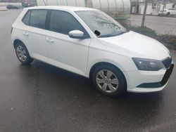 Weiß Gebraucht 2016 Skoda Fabia Ambition Limousine | 7.500 € (Fairer Preis)
