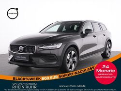 Grau platinum grey / metallic Gebraucht 2023 Volvo V60 CC Plus Kombi | 37.450 € (Guter Preis)