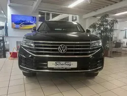 Schwarz (grenadillschwarz) Gebraucht 2024 VW Touareg Elegance SUV | 55.970 € (Guter Preis)