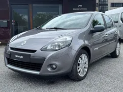 Grau Gebraucht 2011 Renault Clio III Dynamique Limousine | 4.580 € (Etwas zu teuer)