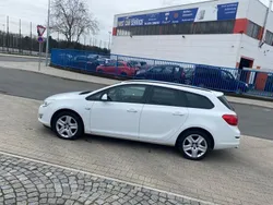 Weiß Gebraucht 2011 Opel Astra Design Edition Kombi | 6.999 € (Teuer)