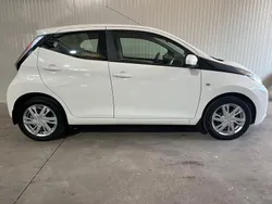 Weiß Gebraucht 2015 Toyota Aygo X-play Kleinwagen | 6.999 € (Guter Preis)