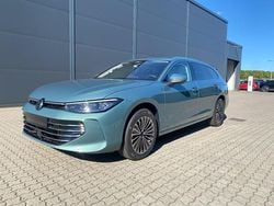 Maripositgrün metallic/grün Neu 2025 VW Passat Elegance Kombi | 42.930 € (Superpreis)