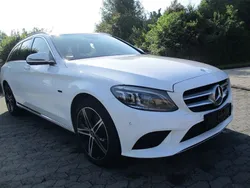Weiß Gebraucht 2021 Mercedes C300e Avantgarde Limousine | 17.999 €