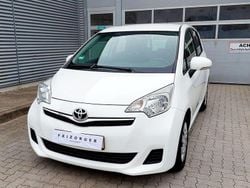 Weiß Gebraucht 2012 Toyota Verso-S Life Van / Kleinbus | 7.890 € (Fairer Preis)