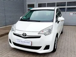 Weiß Gebraucht 2012 Toyota Verso-S Life Van / Kleinbus | 7.980 € (Fairer Preis)