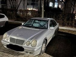 Silber Gebraucht 1999 Mercedes E240 Limousine | 1.650 €