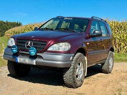 Rot Gebraucht 1999 Mercedes ML230 SUV | 3.800 €