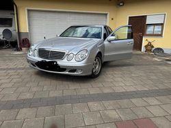 Grau Gebraucht 2002 Mercedes E240 Limousine | 8.300 € (Teuer)