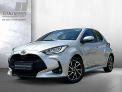 Shimmering silver metallic Gebraucht 2023 Toyota Yaris Basis Limousine | 18.444 € (Fairer Preis)