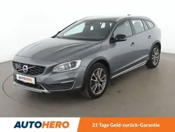 Grau Gebraucht 2018 Volvo V60 CC Summum Kombi | 21.590 €