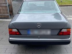 Grau Gebraucht 1991 Mercedes E200 Limousine | 19.900 €