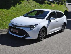 Schneeweiß Gebraucht 2021 Toyota Corolla Team Kombi | 21.800 € (Fairer Preis)