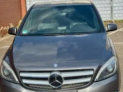 Grau Gebraucht 2014 Mercedes B180 Sport Van / Kleinbus | 10.800 € (Fairer Preis)
