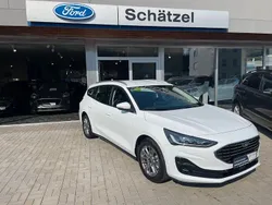 Weiß Gebraucht 2024 Ford Focus Titanium Limousine | 23.900 € (Guter Preis)