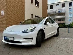 Weiß Gebraucht 2021 Tesla Model 3 Standard Range Plus Limousine | 22.100 € (Fairer Preis)