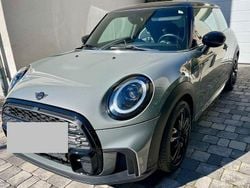 Grau Gebraucht 2021 Mini Cooper Kleinwagen | 20.500 € (Etwas zu teuer)