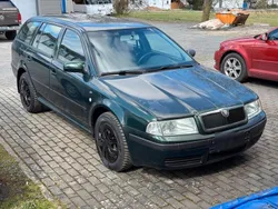 Grün Gebraucht 2004 Skoda Octavia Elegance Kombi | 800 €