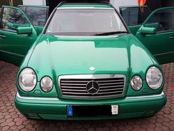 Grün Gebraucht 1999 Mercedes E240 Avantgarde Kombi | 3.300 € (Superpreis)