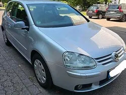 Grau Gebraucht 2004 VW Golf V Kleinwagen | 1.350 € (Fairer Preis)