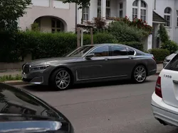 Grau Gebraucht 2019 BMW 750 Limousine | 45.000 € (Guter Preis)