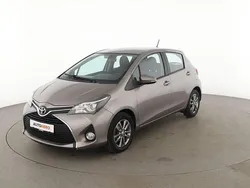 Grau Gebraucht 2015 Toyota Yaris Comfort Limousine | 9.840 € (Fairer Preis)