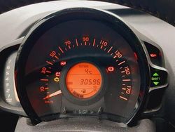 Rot Gebraucht 2015 Toyota Aygo Kleinwagen | 6.300 € (Guter Preis)