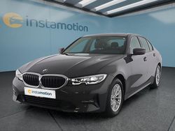 Grau Gebraucht 2022 BMW 320 Limousine | 33.499 € (Guter Preis)