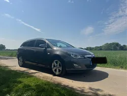 Silber Gebraucht 2010 Opel Astra GTC Selection Limousine | 7.900 €
