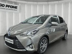 Grau Gebraucht 2020 Toyota Yaris Hybrid Limousine | 17.650 € (Fairer Preis)