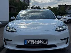 Weiß Gebraucht 2023 Tesla Model 3 Limousine | 35.000 € (Teuer)