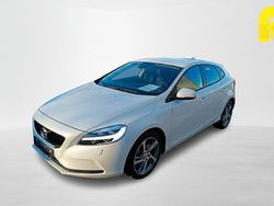 Weiß Gebraucht 2016 Volvo V40 Momentum Limousine | 15.290 € (Fairer Preis)